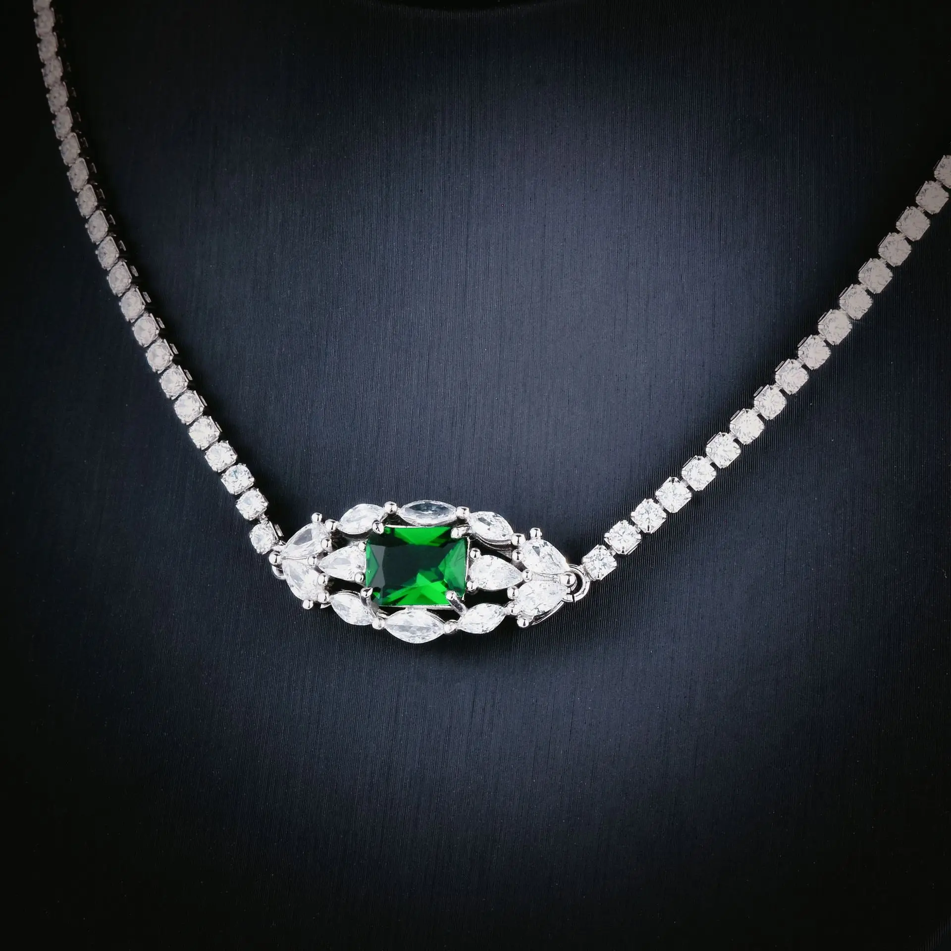 S925 sterling silver necklace, new necklace slightly inlaid with diamonds, grandmother green zircon short collarbone chain.