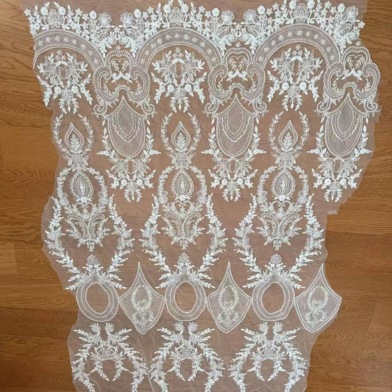 Europäischer Luxus-Stil Hochzeitskleid mit Seil-Stickerei, Perlen und Pailletten, Fortschrittliche Maßanfertigung, 3D Brautspitzenstoff – Detail 9