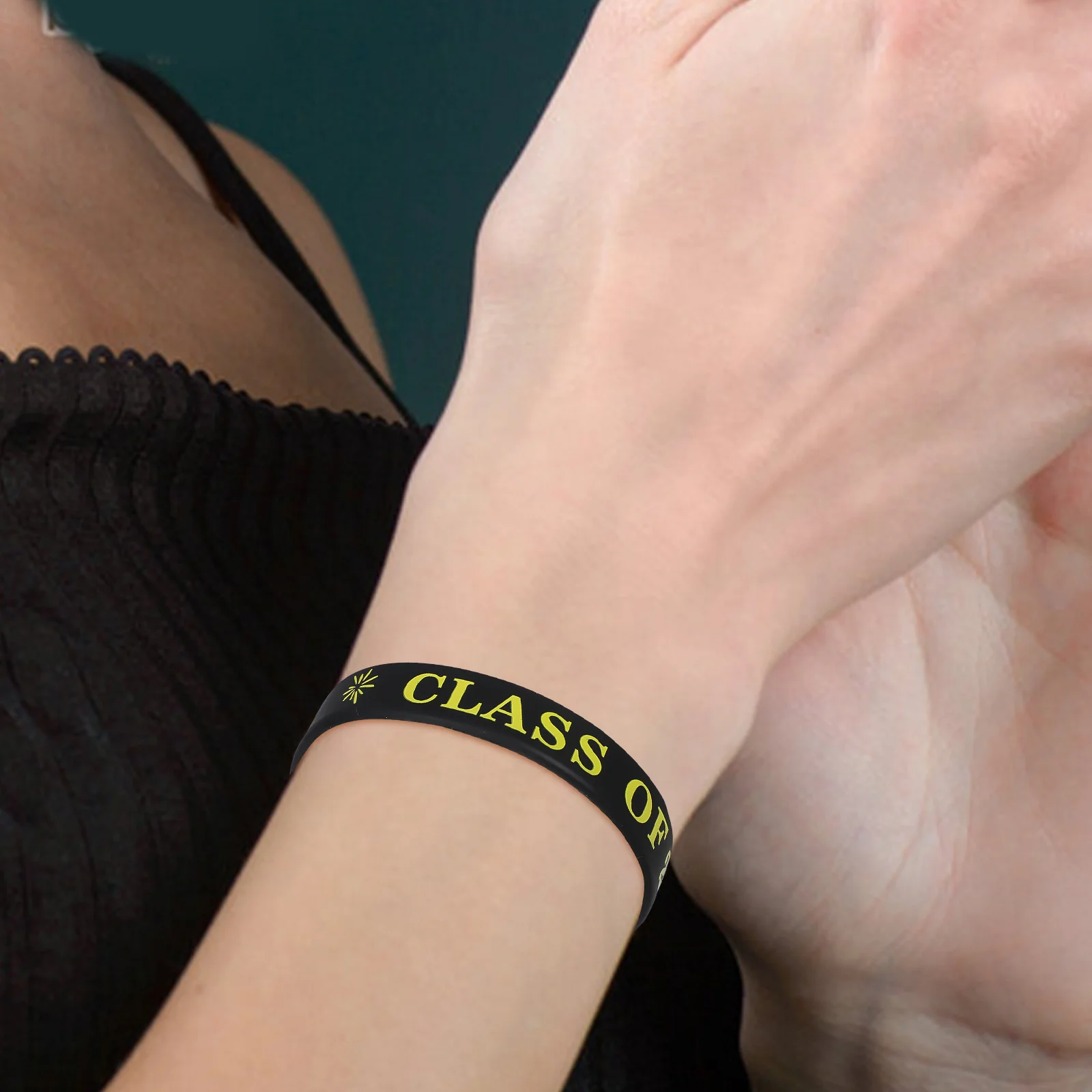 24 Stück Klasse 2025, Abschluss-Silikon-Armbänder, große Partygeschenke, Lehrer, Eltern, bezaubern, besonderes Meilenstein-Geschenk