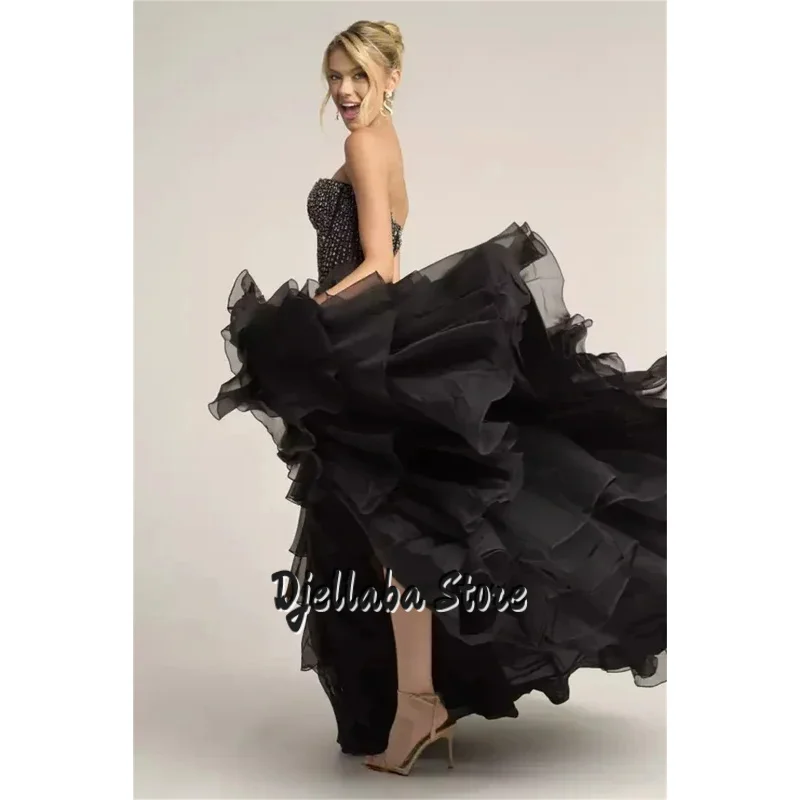 فستان حفلة موسيقية مخصص بطبقات مكشكشة جانبية بفتحة عالية بدون حمالات خرز فيستدوس دي نويفا فساتين سهرة بطول الأرض 2025