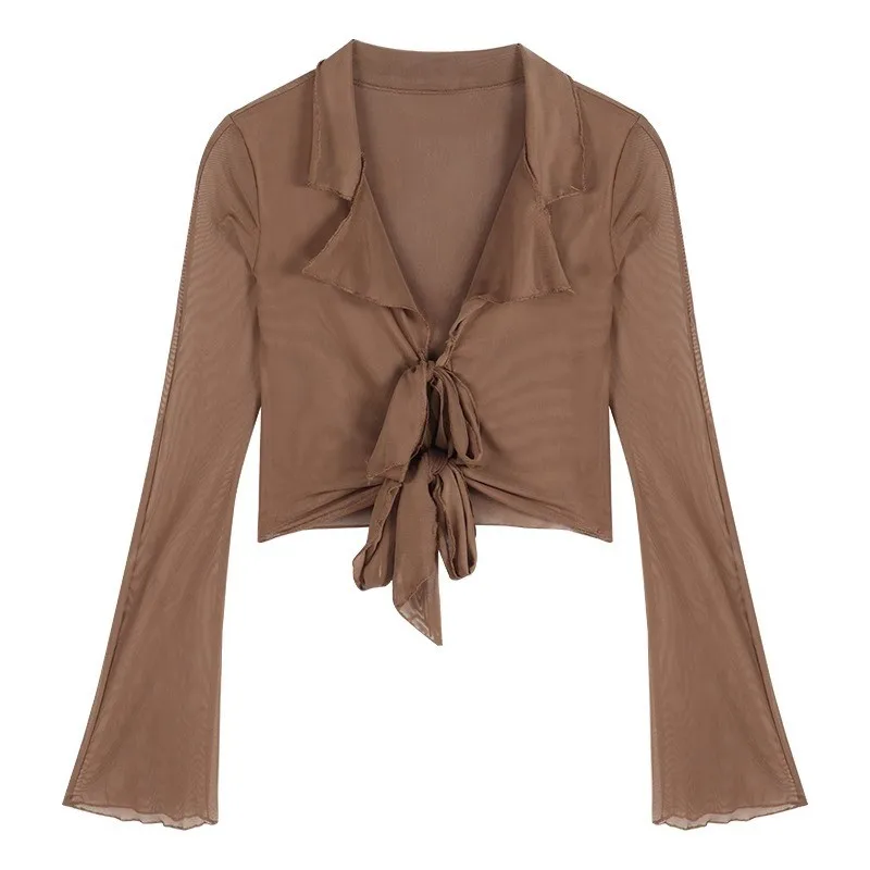 デザイン性の高い、長めの丈のスリムフィットベースレイヤートップス。春シーズンにぴったりの、ベルト付きでトレンディな女の子向け。