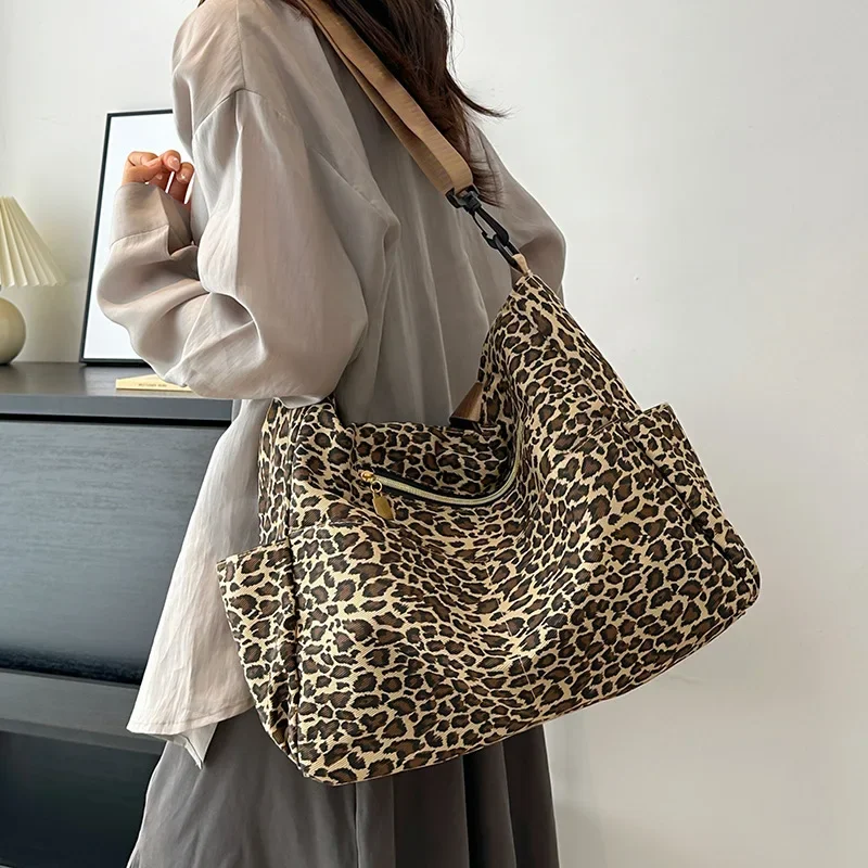 Women\'s New  Shoulder Bag Leopard Print Casual Shopping Bag Large Capacity European and American Fashion Solid Color Tote Bag