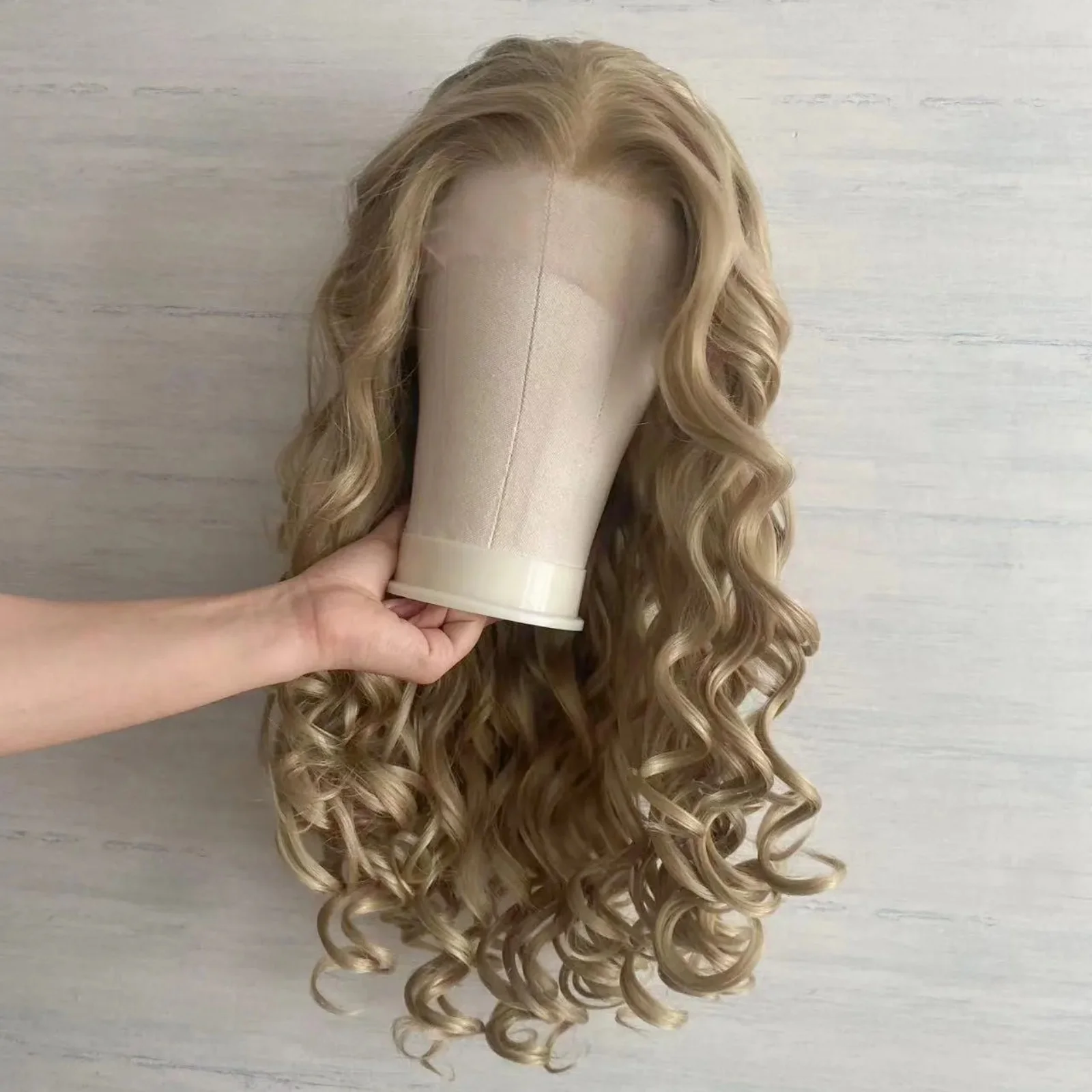 Ash Blonde Long Curly Wavy 13X4 Lace Front Wigs for Women Free Part Honey Blonde Loose Body Wave Synthetic Hair Daily Cosplay