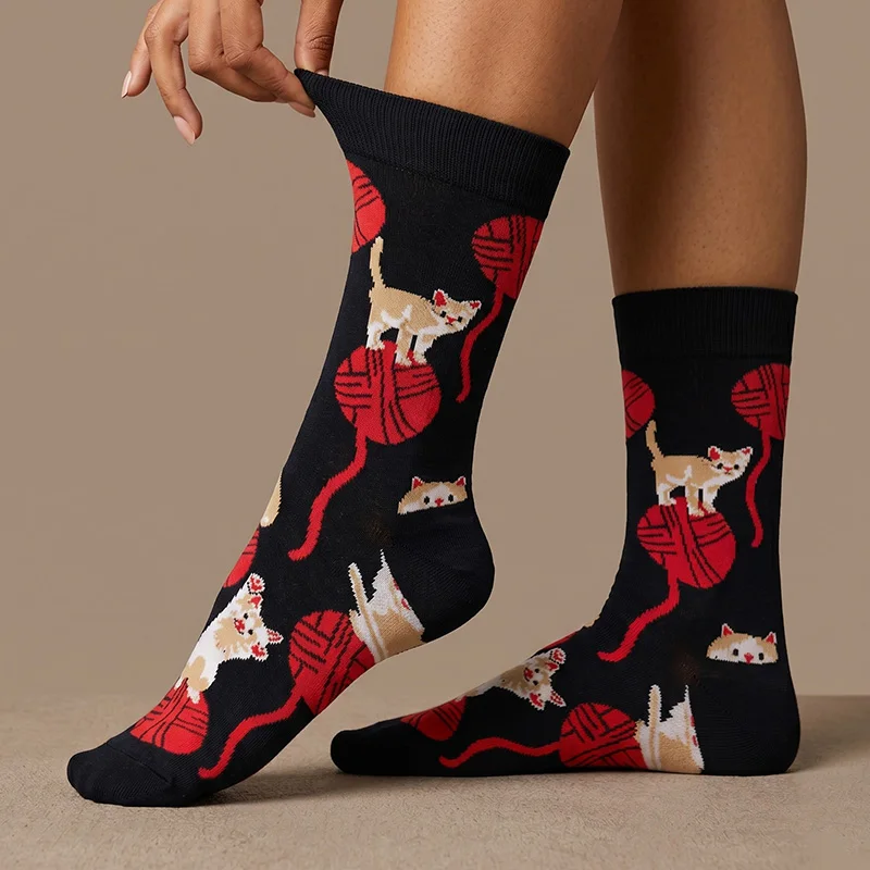 

1 Pair of Unisex Socks with Black Cartoon Cat and Red Yarn Ball Pattern, Pure Black Ribbed Cuff, Polyester, Breathable, Fun, Mid-Calf Socks, Suitable for Everyday Wear