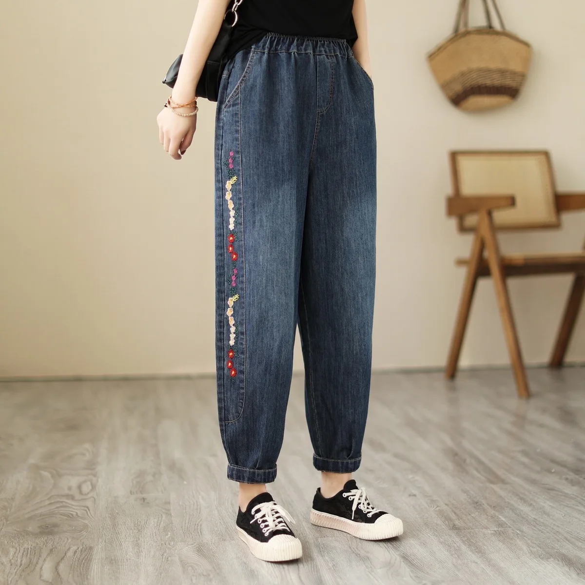 Aricaca High Quality Women Retro Flower Embroidered Jeans Women Casual Harem Pants Denim Pants