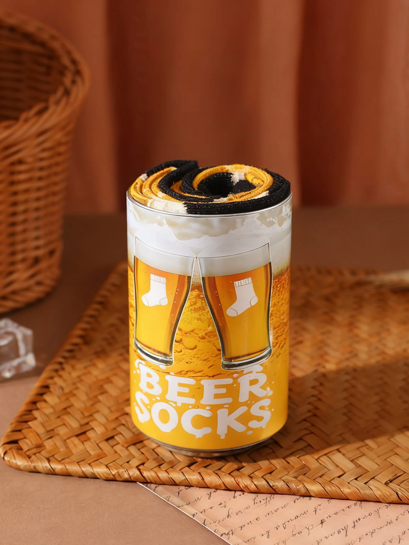 1 Paar mittelhohe Socken für Damen und Herren, mit neuartigem Bierdeckendesign, praktisch und als Weihnachtsgeschenk geeignet.