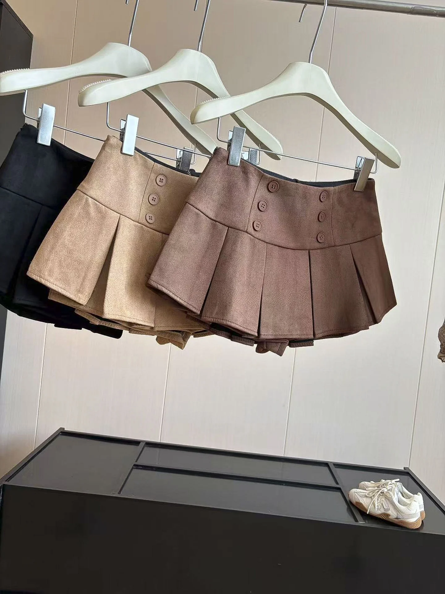 Low Waist Suede Pleated Skirt Women's Autumn 2026 New Style Sexy Half Body Pants Standard Fit High Waist Polyester Fiber