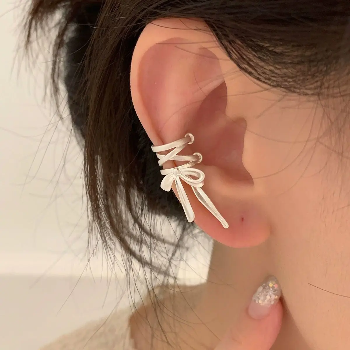 Lrysss Clips para las orejas con lazo de cinta estilo ballet suaves y elegantes para mujer, pendientes con borlas elegantes y dinámicos sin perforaciones para las orejas