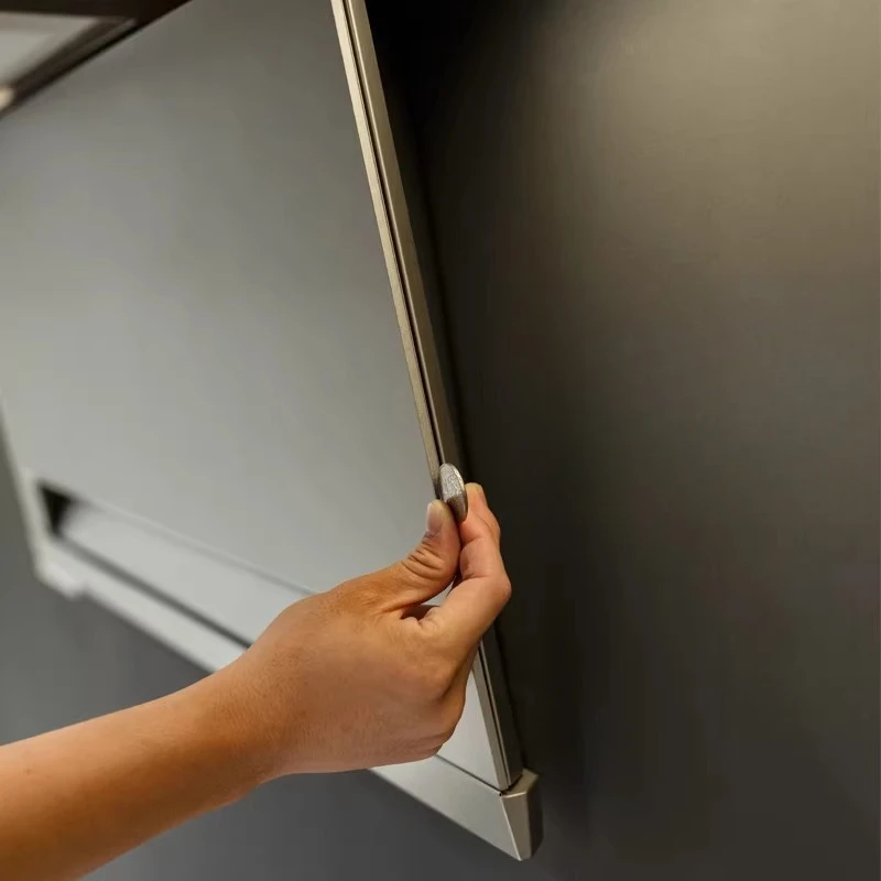 

Вытяжка из нержавеющей стали серебристого цвета, с боковым всасыванием, минималистичного дизайна, с частотным преобразователем, удлиненная на 1 метр, скрытого типа.