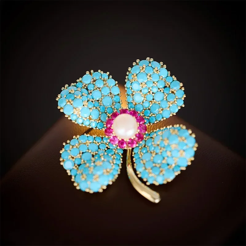 

New four-leaf clover women's brooch with high-end design and numerous uses, a luxurious and high-end fixed pin accessory