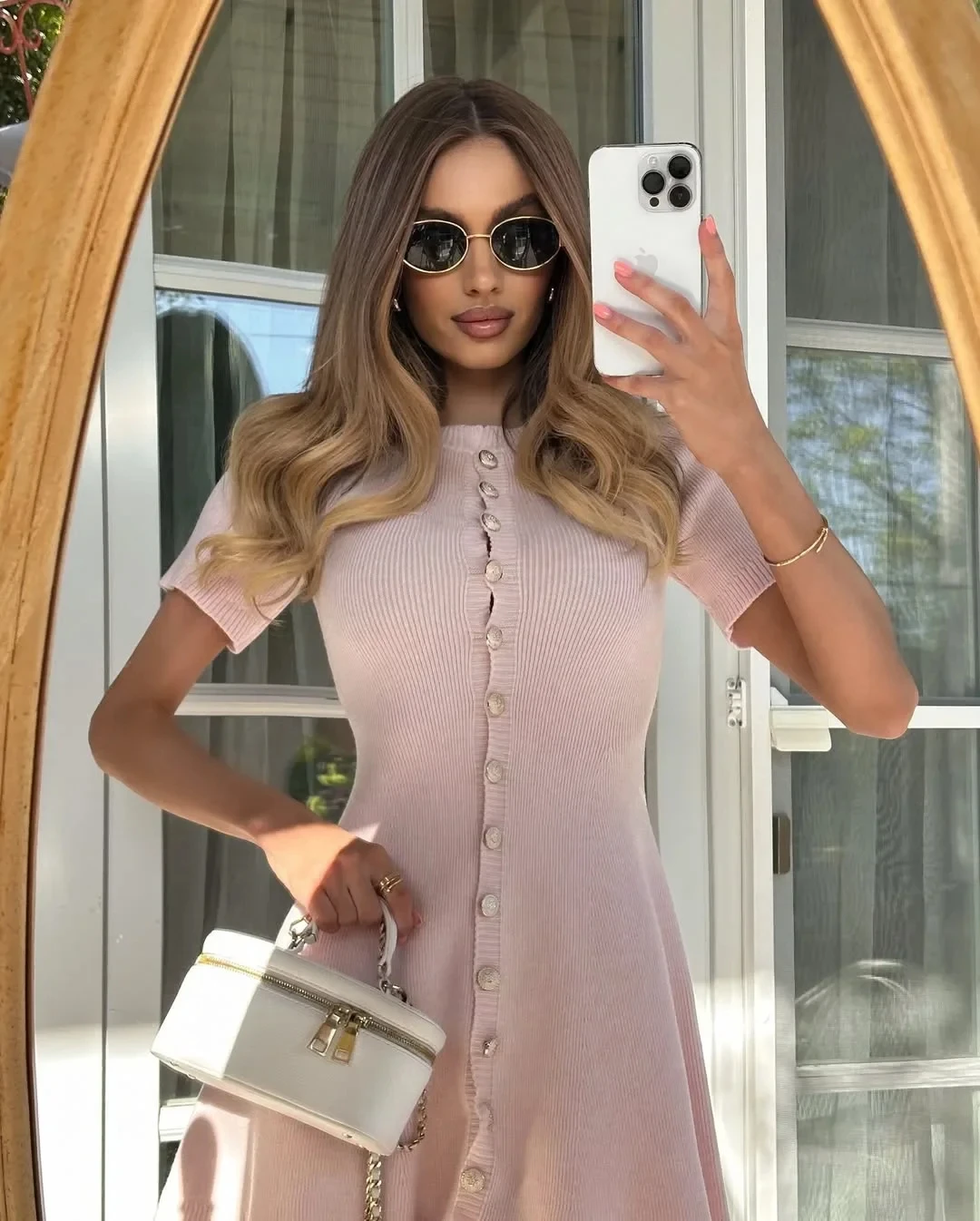 Robe tricotée com mangas curtas para mulheres, coupe cintrée, gola redonda, boutonnée, sensação sofisticada, Mini robe elegante à l