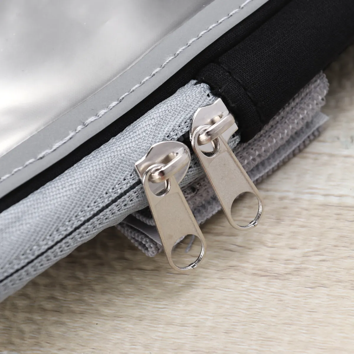 

Lightweight Waterproof Phone Armband for 6 Inch Screens Under High Elastic Dacron Material Dustproof Arm Pouch for Running Gym