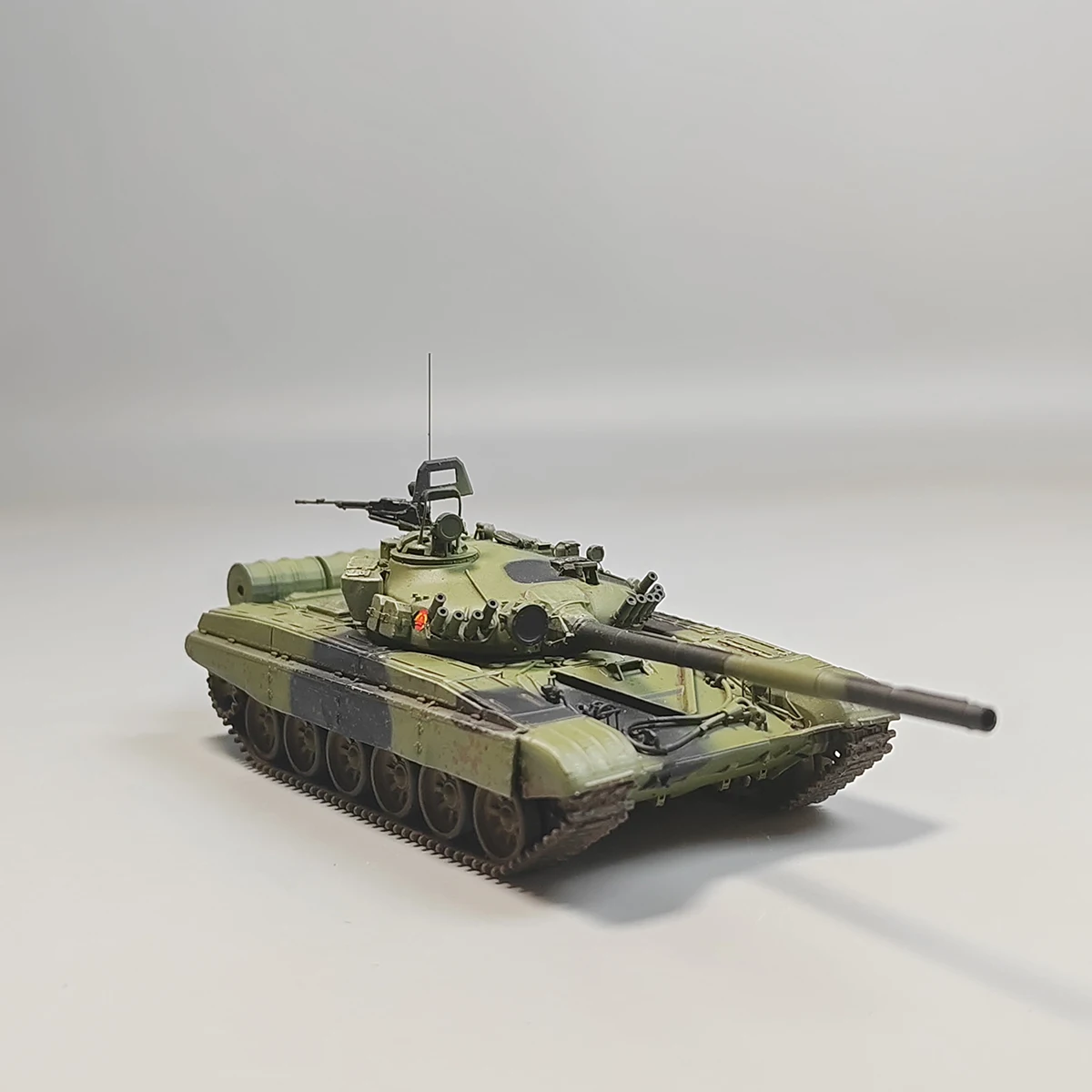 โมเดลรถถังหลักเยอรมันตะวันออก T72M1 ขนาด 1:72 ทำจากเรซิ่น แบบติดตั้งบนราง สำหรับนักสะสม ของขวัญ ของสะสม แบบตั้งโชว์