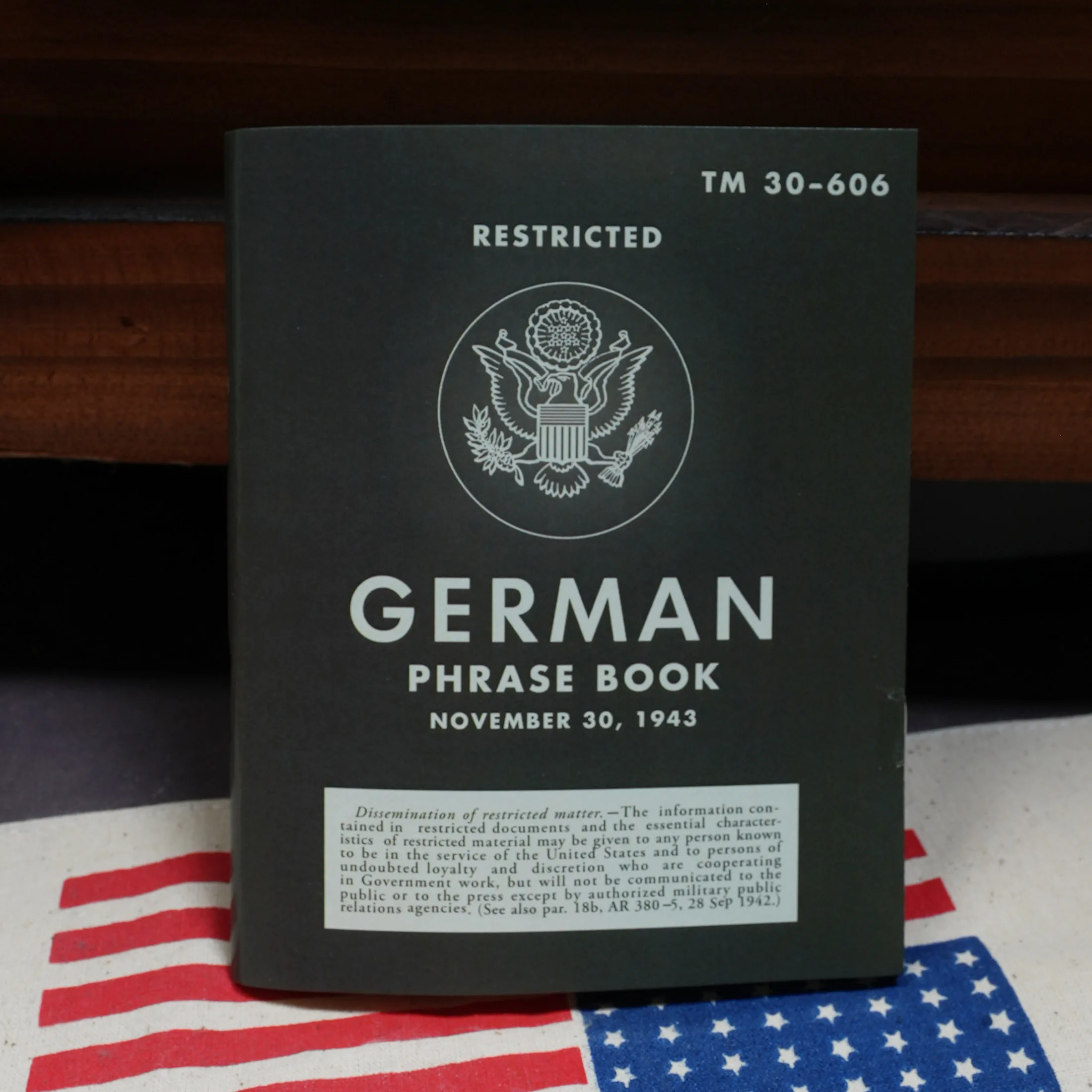 Segunda Guerra Mundial EE.UU. M1943 Normandía aterrizaje 《libro de frases alemanas》 Accesorio coleccionable