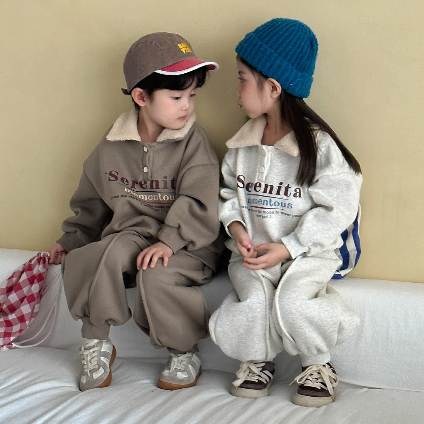 2025 شتاء جديد الأطفال ملابس طويلة الأكمام مجموعة زائد المخملية سميكة بنين بنات التلبيب بلوزة من الصوف دعوى الاطفال مجموعة رياضية دافئة