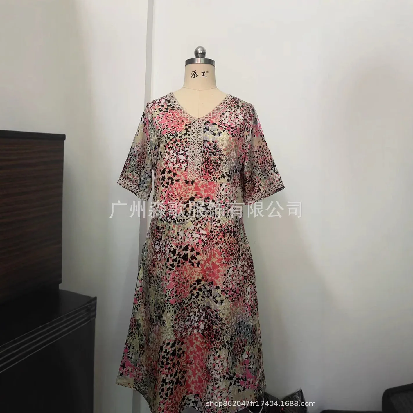 Vestido europeu de renda floral – decote em V manga curta recém-chegado, vestido de verão feminino da moda