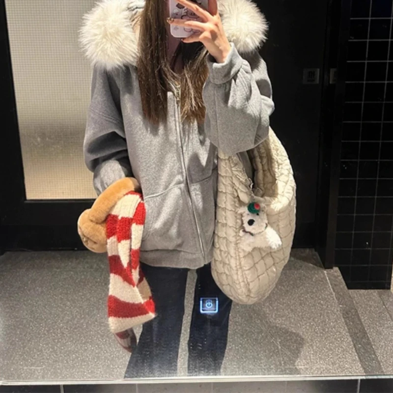 سترة سميكة بغطاء للرأس مع ياقة كبيرة من الفرو في خريف وشتاء 2025، بلايز نسائية فضفاضة وقصيرة غير رسمية