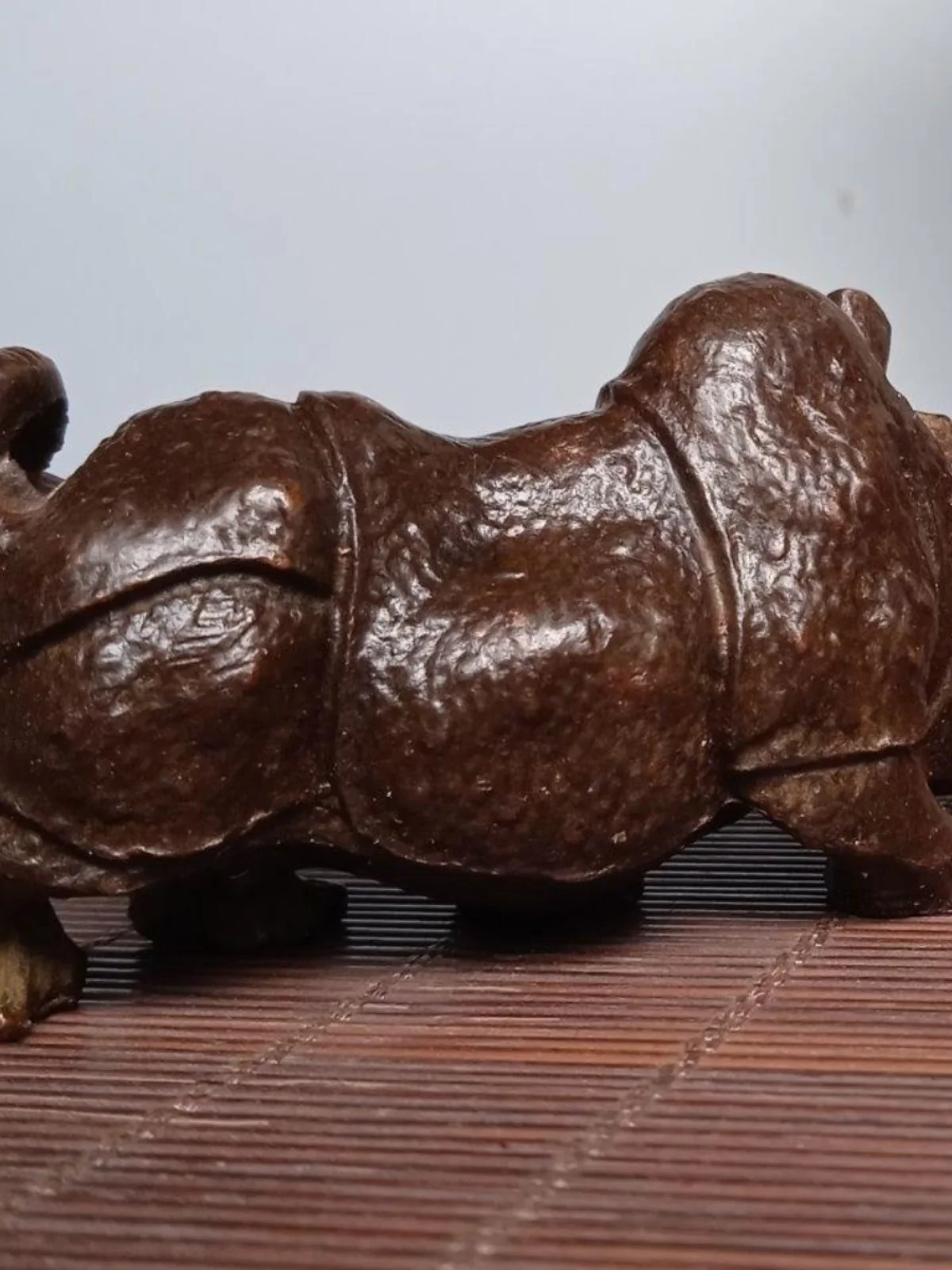 Antique copper stereo rhinoceros small wenwan old copper art alloy tea pet office decorations play.