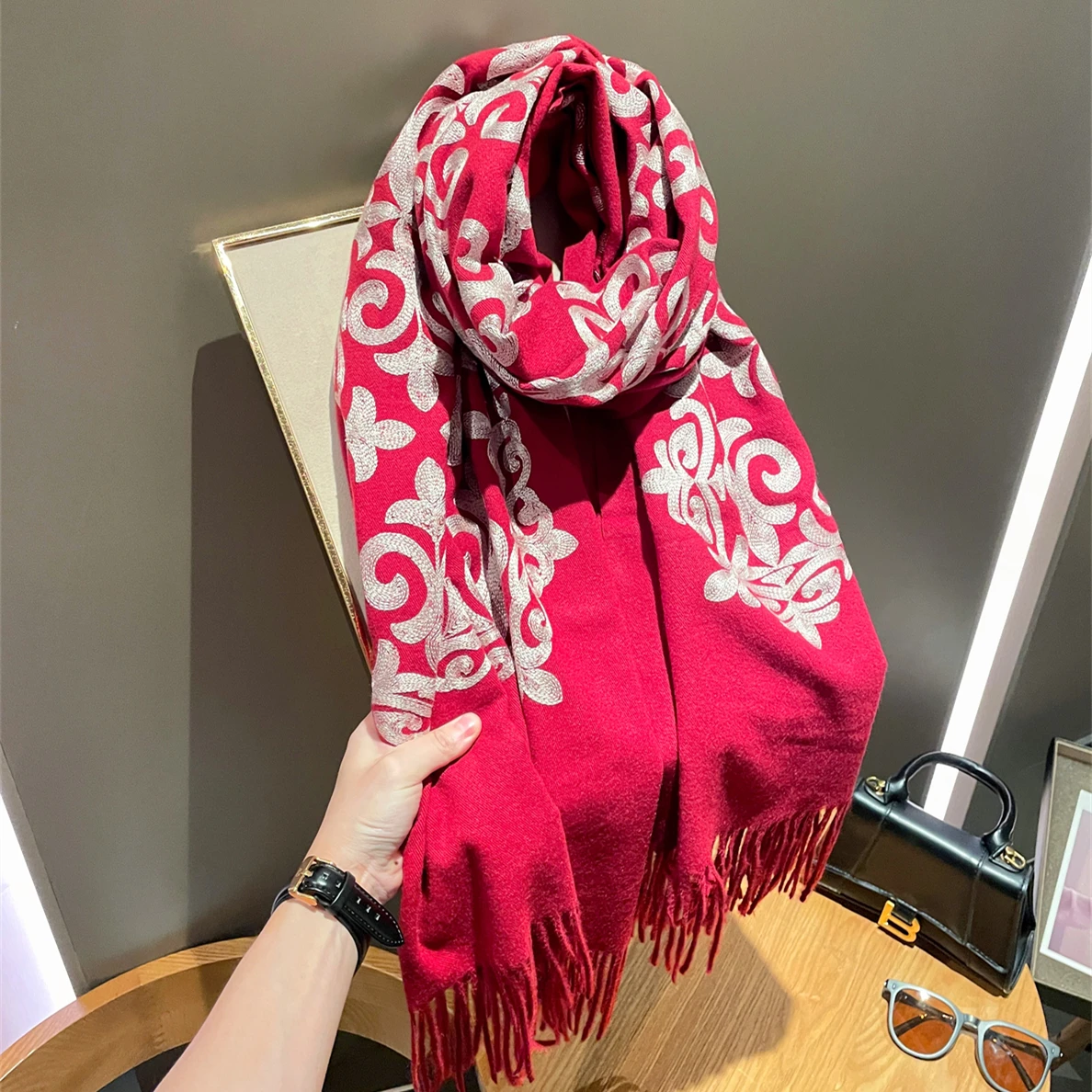 Red natal year gift senior sense embroidery warm scarf female 2024 winter new double-sided imitation cashmere outwear shawl