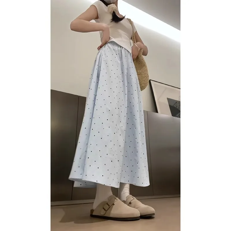 Sommerliche Damenhose mit Polka Dots und weitem Bein, leichtes und fließendes Design