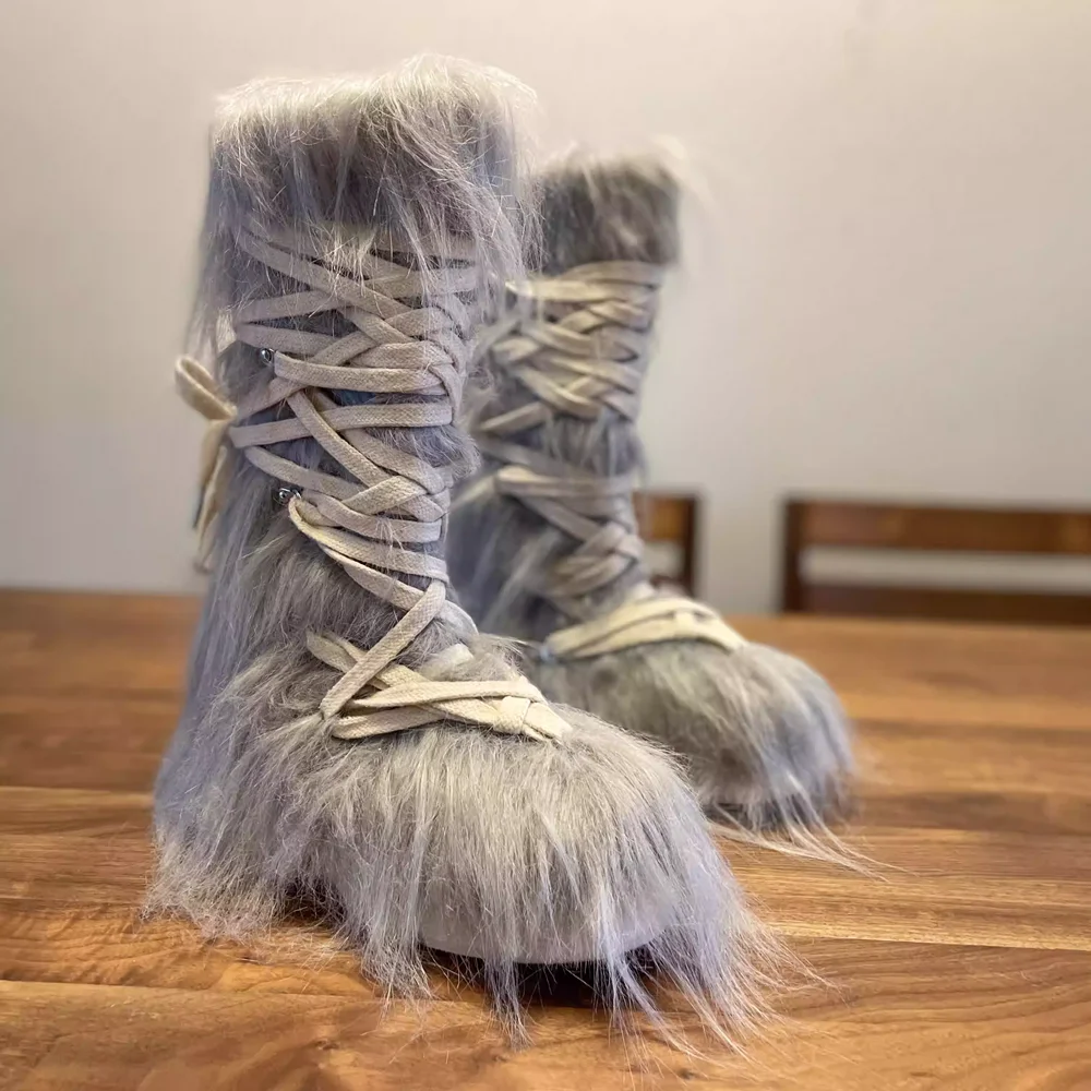 New Round-Toe Mid-Calf Snow Boots for Autumn Winter Grey Long-Fur Fashionable Crisscross Straps Platform Sole Boots