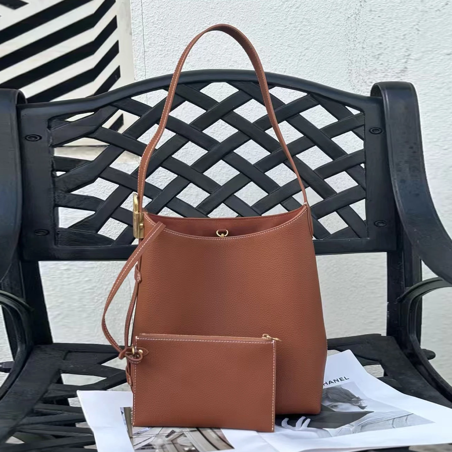 Genuine Leather Bucket Bag Woman Shoulder Bag Underarm Bag Large Capacity Tote Bag Lock Decoration Top-Grain Leather Fashion