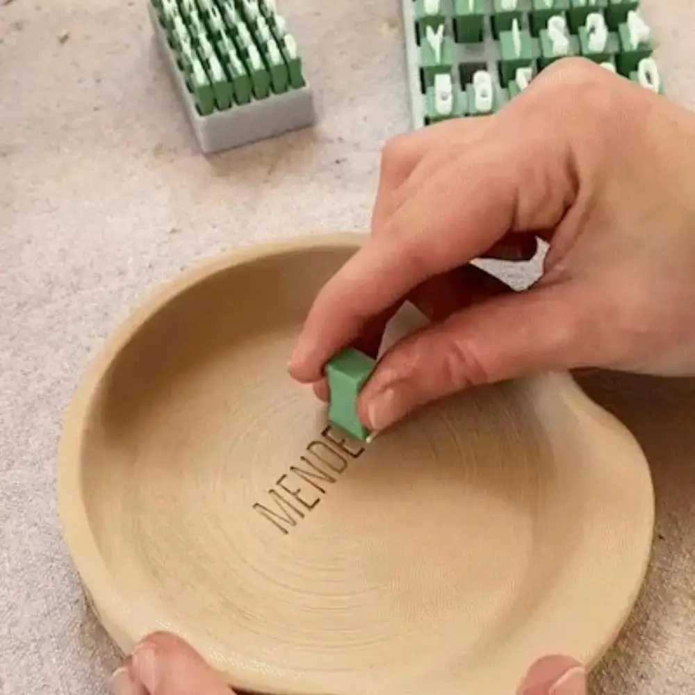 ตัวพิมพ์ใหญ่ตัวอักษร Clay Seal ลายนูนตัวพิมพ์เล็กตัวอักษรเซรามิคศิลปะตัวอักษรแบบพกพา DIY Craft