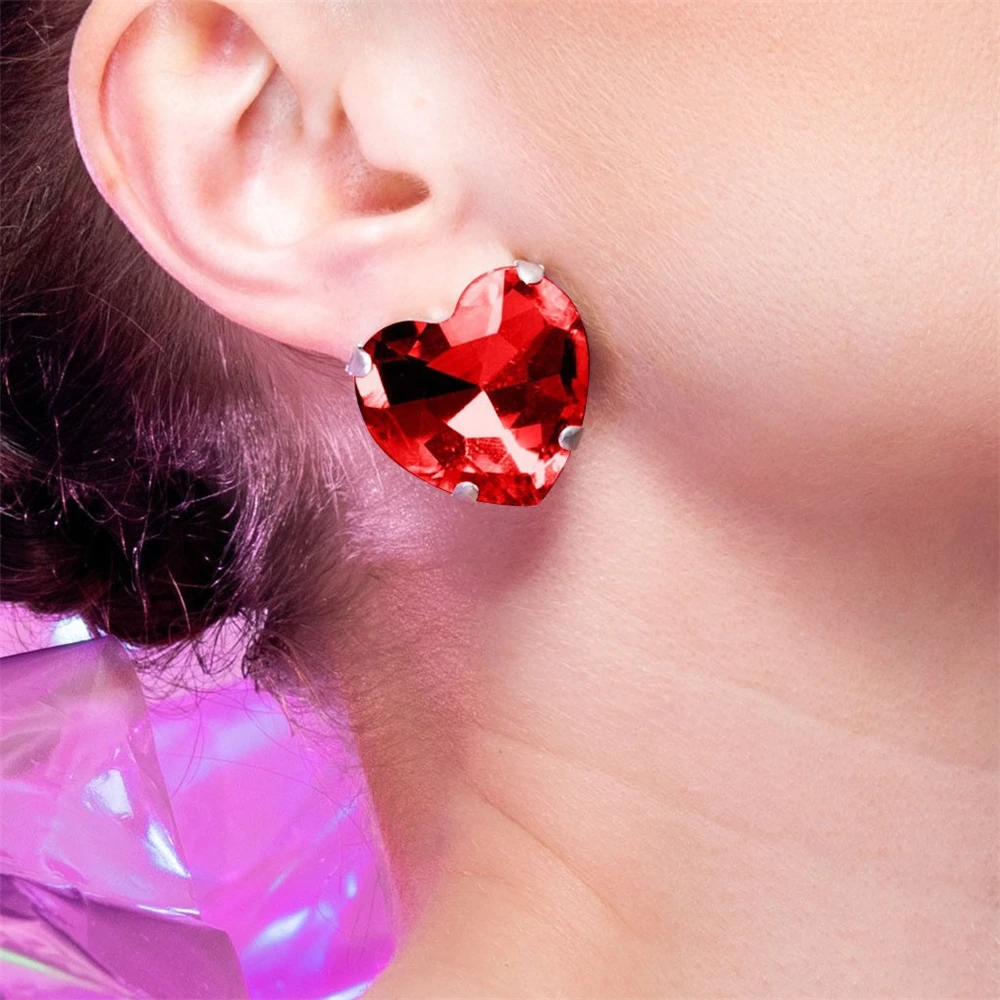 Modern Women Earrings 2022 Elegant Heart Crystal Rhinestones Stud Earrings For Bride Fashion Red Gemstone Jewelry Gift