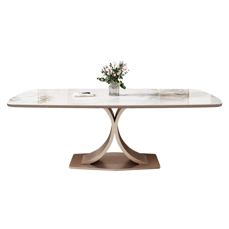 The modern simple and luxurious dining table on the rock plate is a rectangular dining table in an Italian restaurant.