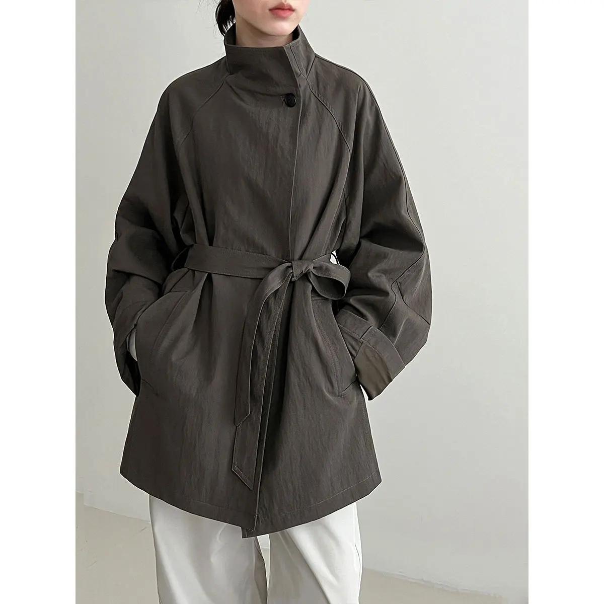 

British-style Stand-collar Silhouette Workwear Coat for Women New Autumn Style with Belt, Mid-length Casual Windbreaker