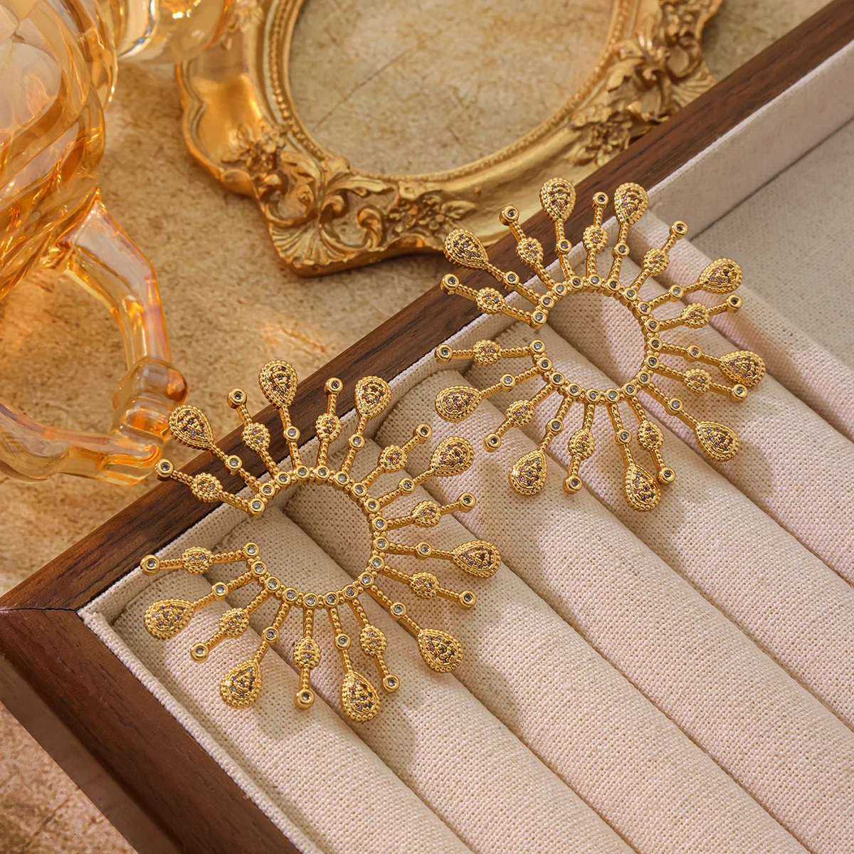 

Европейские и американские легкие роскошные блестящие серьги с цветами и стразами для женщин с высококачественными шпильками индивидуального дизайна