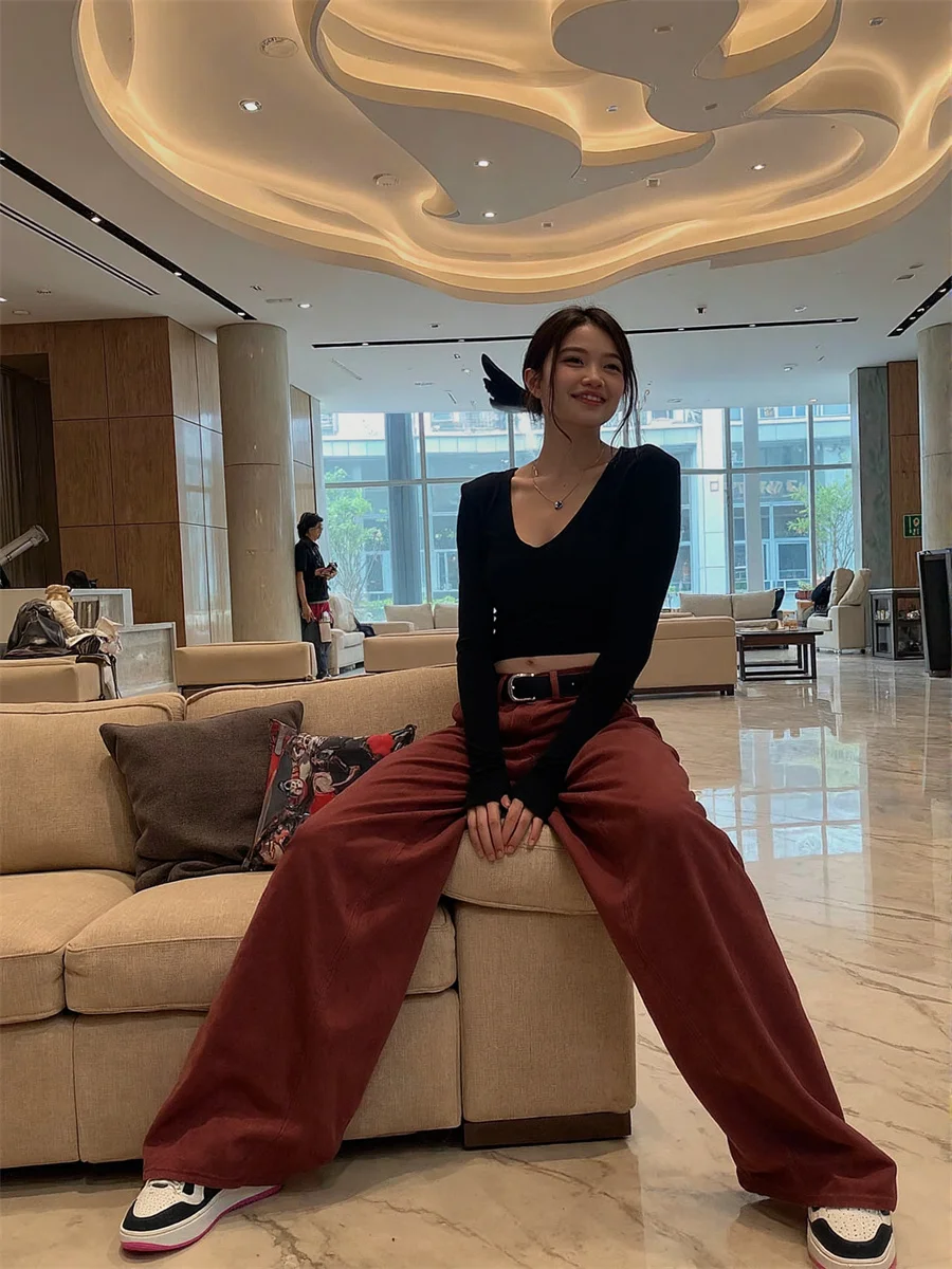 Jeans larghi rossi a gamba larga da pavimento Jeans larghi da donna con grafica bootcut occhielli candeggiati punti fori divisi linea trasversale cinese alla moda