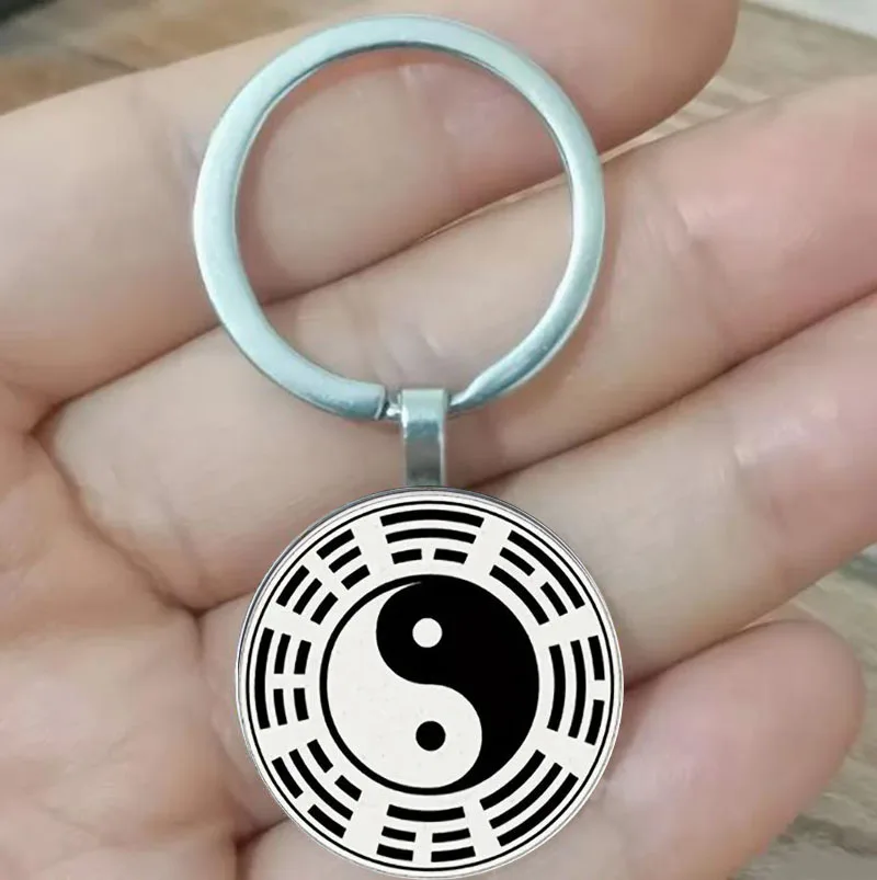 

Fashionable Yin Yang Tai Chi pattern circular glass pendant with chain, ideal gift for birthdays, graduation ceremonies, festiva