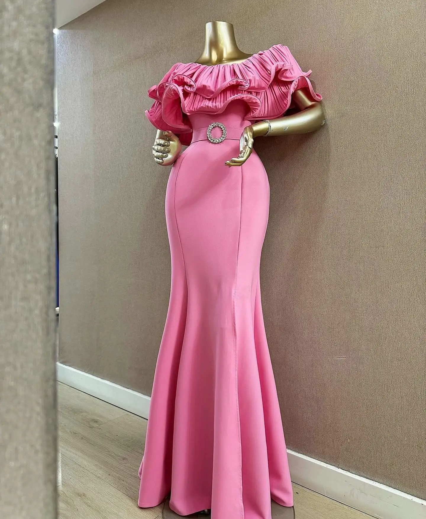 

Customized Sexy Jersey Mermaid Off the Shoulder Crystal Ruffles Tiered Evening Dress Fashion Boat Neck Short Sleeves Prom Gowns