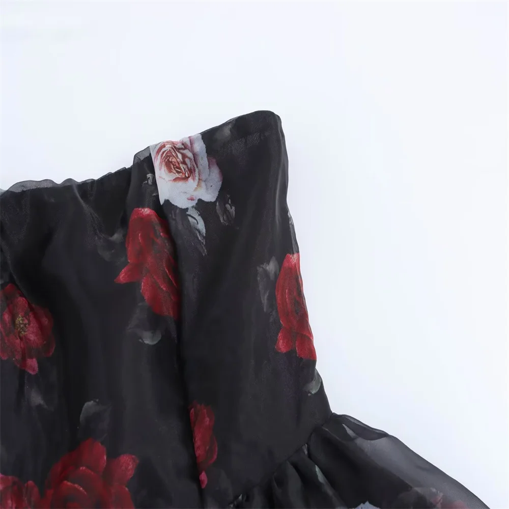   Sukienka maxi bez ramiączek dla kobiet na rok 2025, czarna podstawa z nadrukiem czerwonych i białych róż, zwiewna i elegancka, zapewniająca stylowy wygląd.