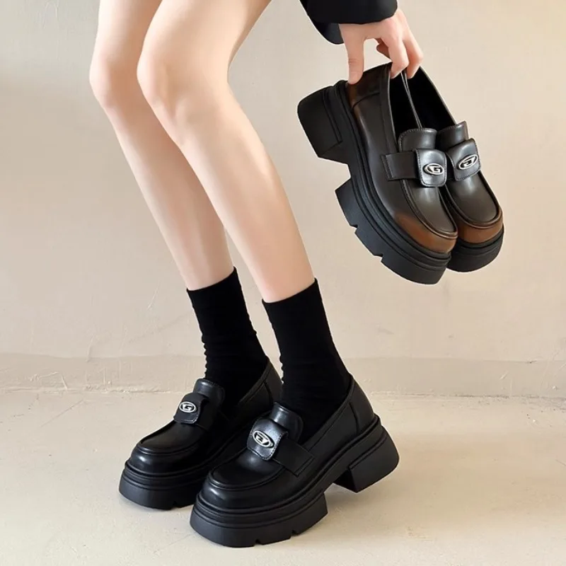 

Новинка 2023 года, осенняя женская обувь, универсальные модные стильные туфли на толстой подошве, черные осенние новые стильные женские лоферы, женская обувь