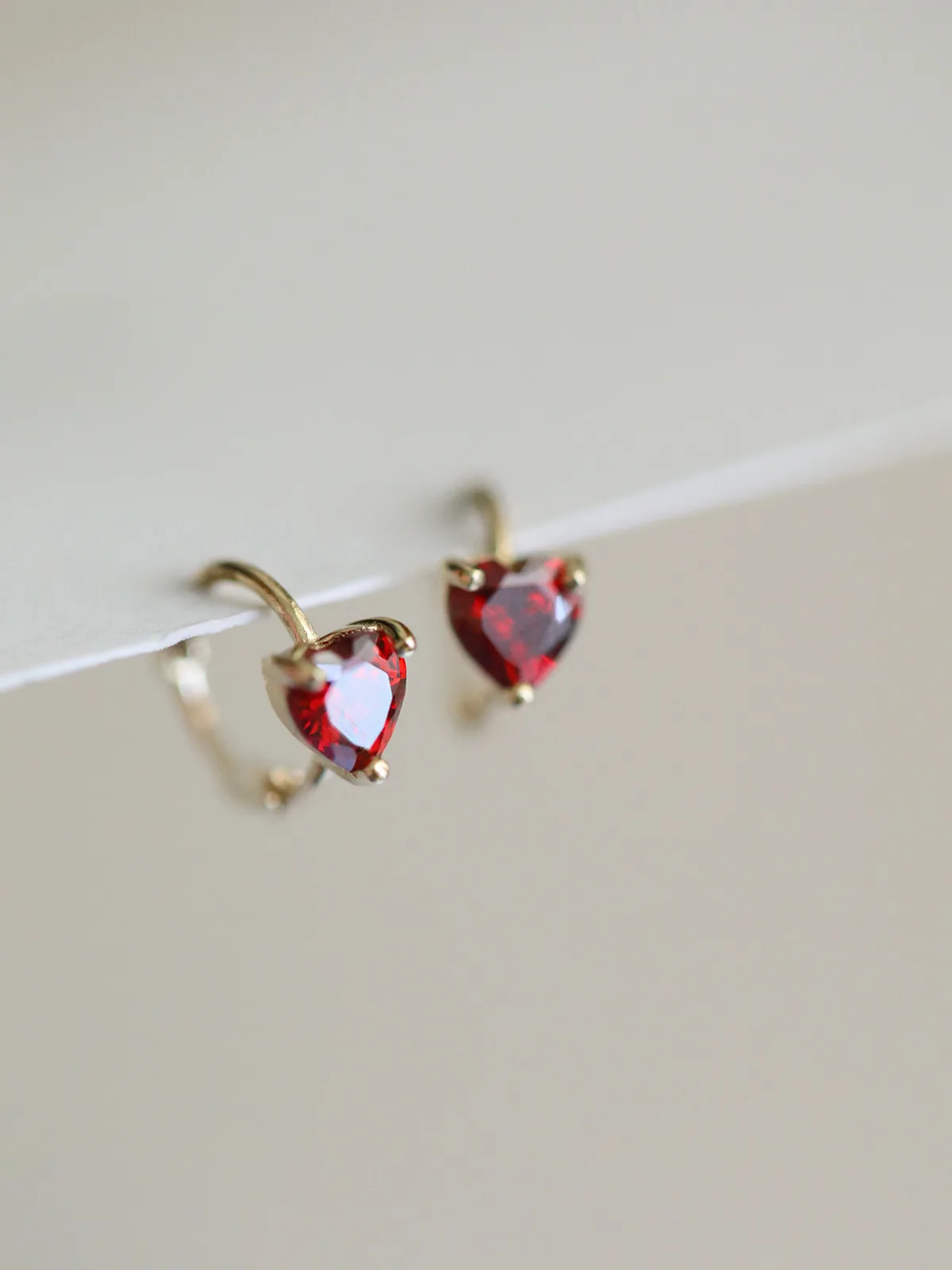 

S925 sterling silver plated 14K yellow gold French love earring garnet red mini earrings simple high-end stud earrings