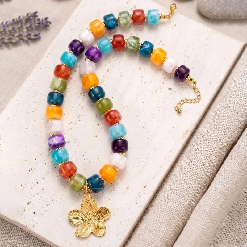 Women Fashion Marbled Square Bead Necklace Gold Five Petal Flower Pendant Casual Accessory for Office Daily Wear