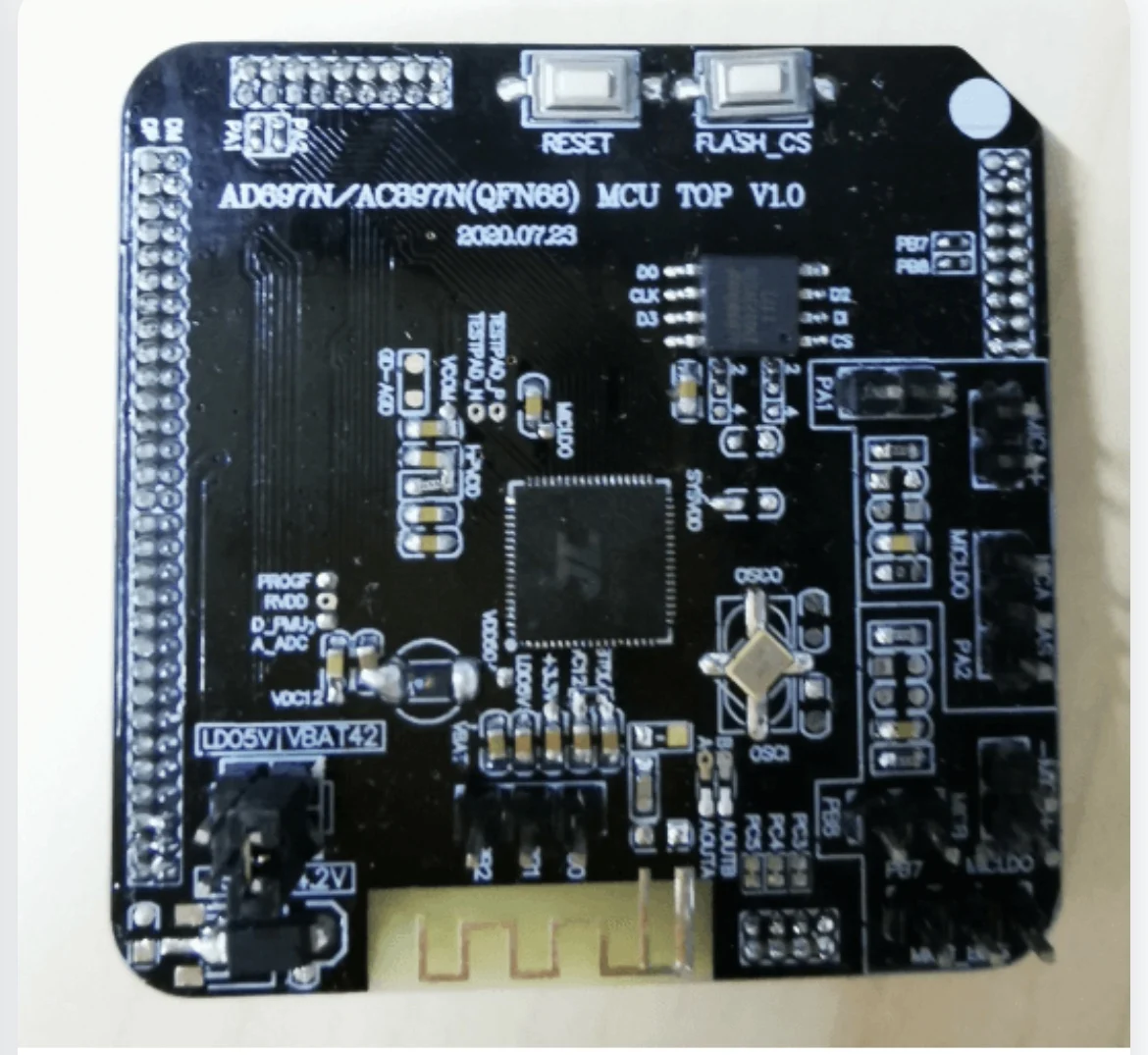 El 701N (audio, altavoz) se ha desarrollado en la placa superior