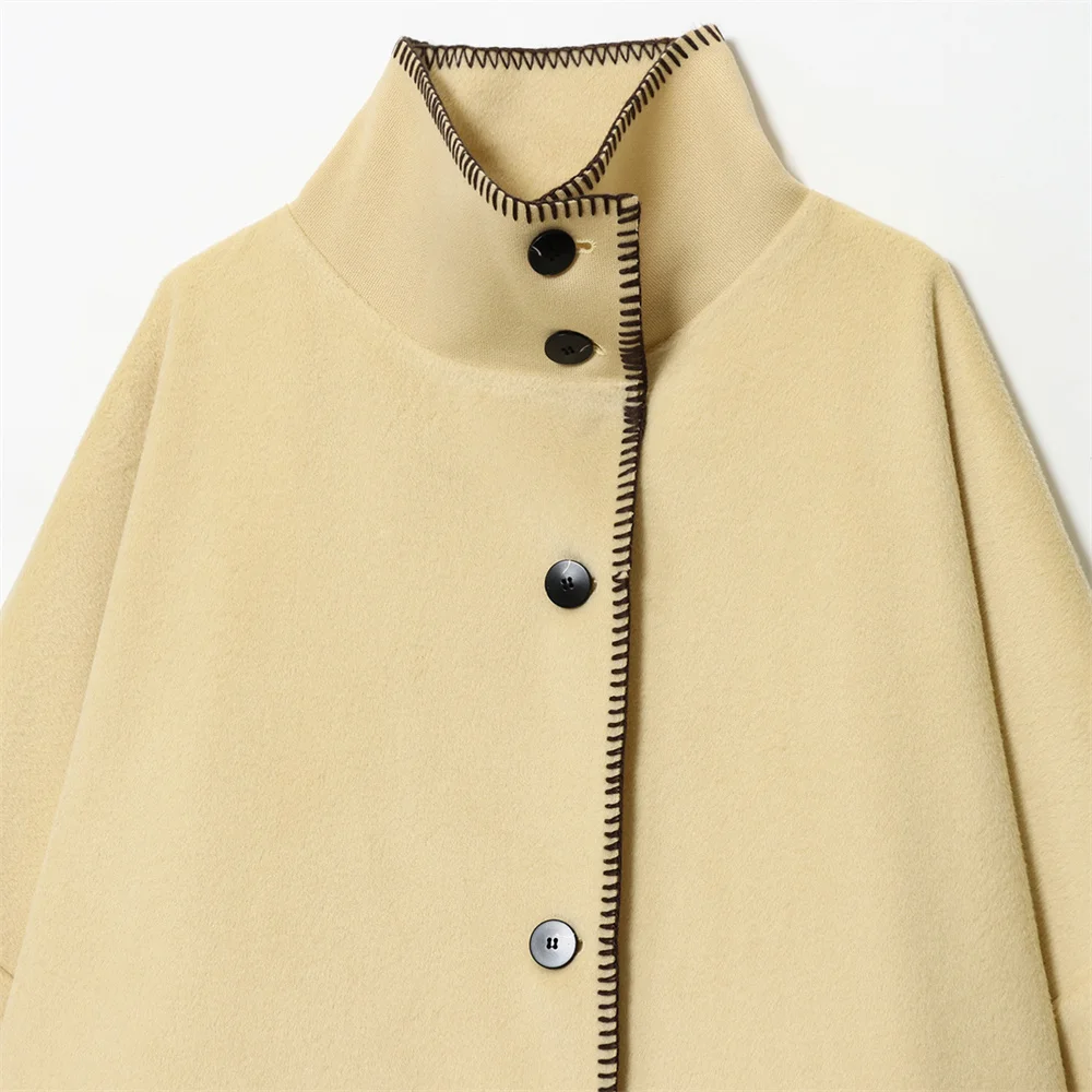 Nowa kolekcja damska na jesień i zimę: retro kurtka z kieszeniami, z temperamentem, luźna, odmładzająca, ze stójką i ozdobnymi wstawkami.