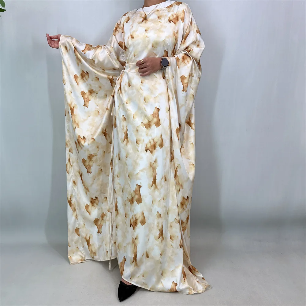 Damesmode satijnen bedrukte moslimjurk met trekkoord in de taille, elegante lange jurk