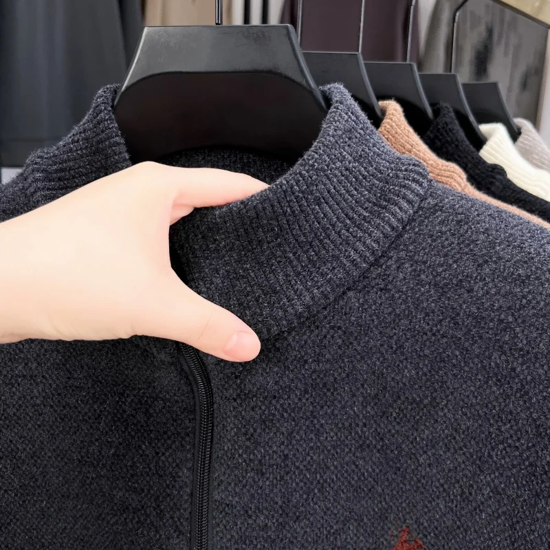 Luxuriöser Herren-Langarm-Strickpullover mit halbem Reißverschluss, Pferde-Stickerei, Stehkragen, Winter-Neuheit, Warmer, Stilvoller, Verdickter Herrenpullover – Detail 4