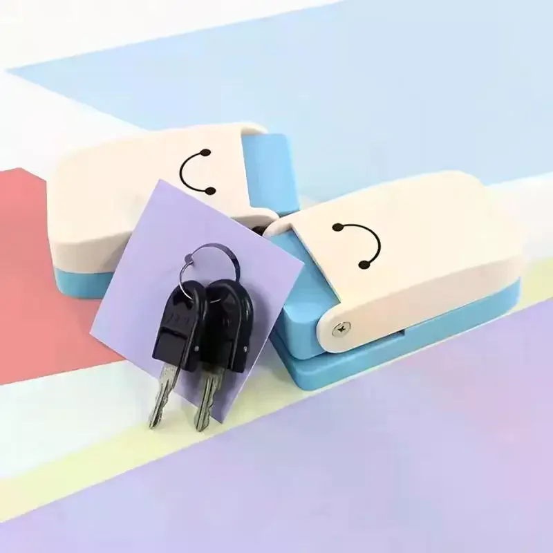 Creative Keychain Hole Puncher, Face Pattern Hole Puncher, Suitable For Handmade Scrapbooking And Embossing Crafts.