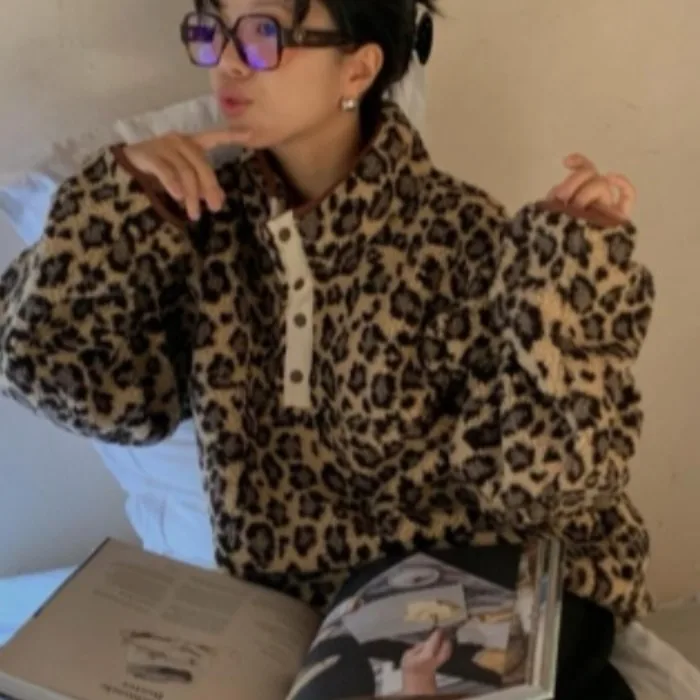 

Ретро леопардовый принт с воротником-стойкой на пуговицах, пушистый свитшот, теплый повседневный топ, женский осенне-зимний шикарный полиэфирное волокно