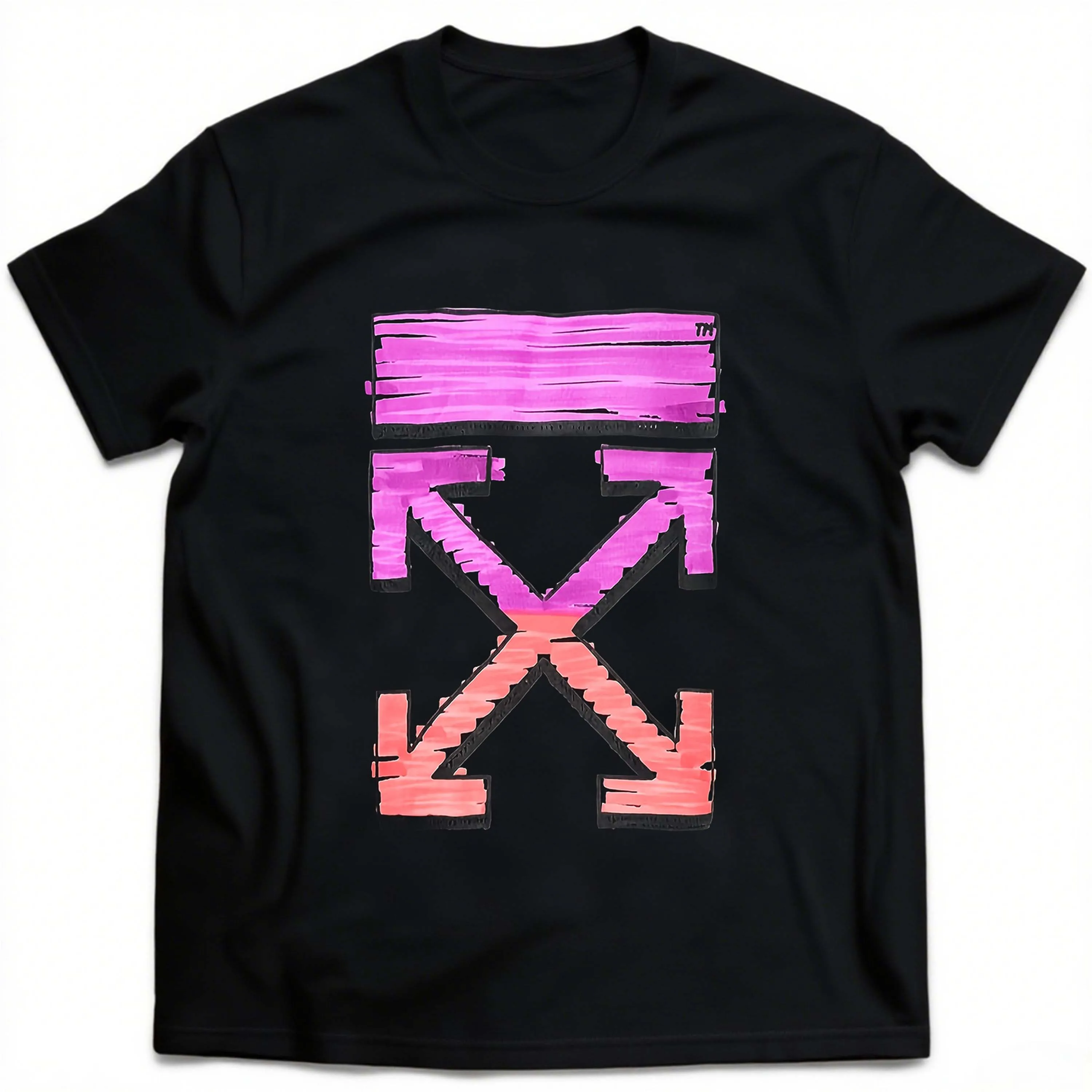 Camiseta preta plus size com padrões de setas rosa e laranja adequada para lazer ao ar livre no verão