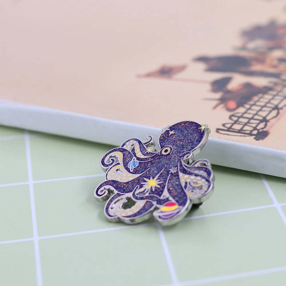 Weltraum-Oktopus-Planeten-Brosche, Weltraum-Fantasy-Metallabzeichen, Emaille-Pins für Ozean- und Weltraum-Enthusiasten, Fantasy-Accessoires zum Dekorieren – Detail 5