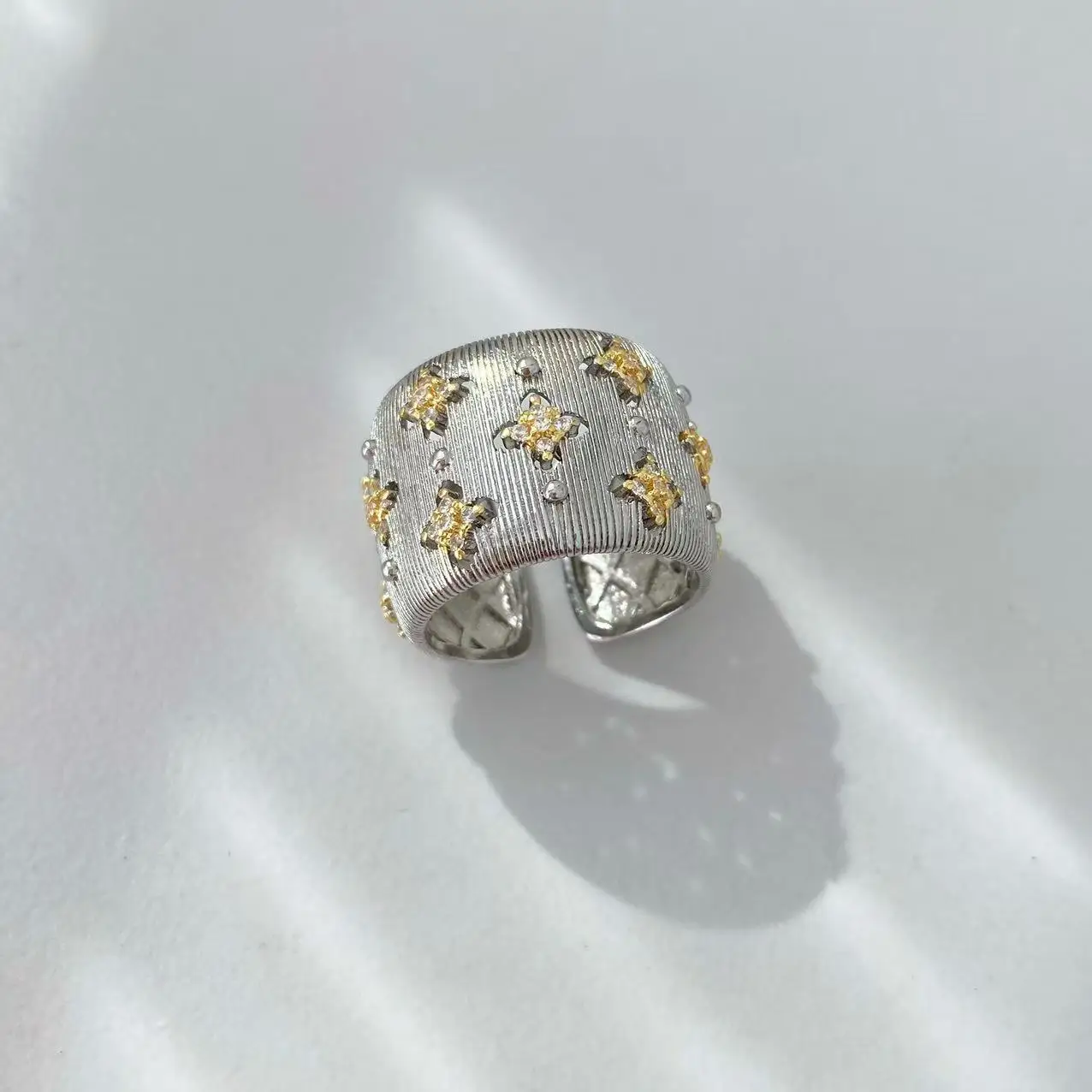 Europäischer und Amerikanischer Luxus-Stil 18K Gold Texturiertes Diamant-Besetztes Blumen-Set mit Gebürsteten Armreifen und Ringen – Detail 6