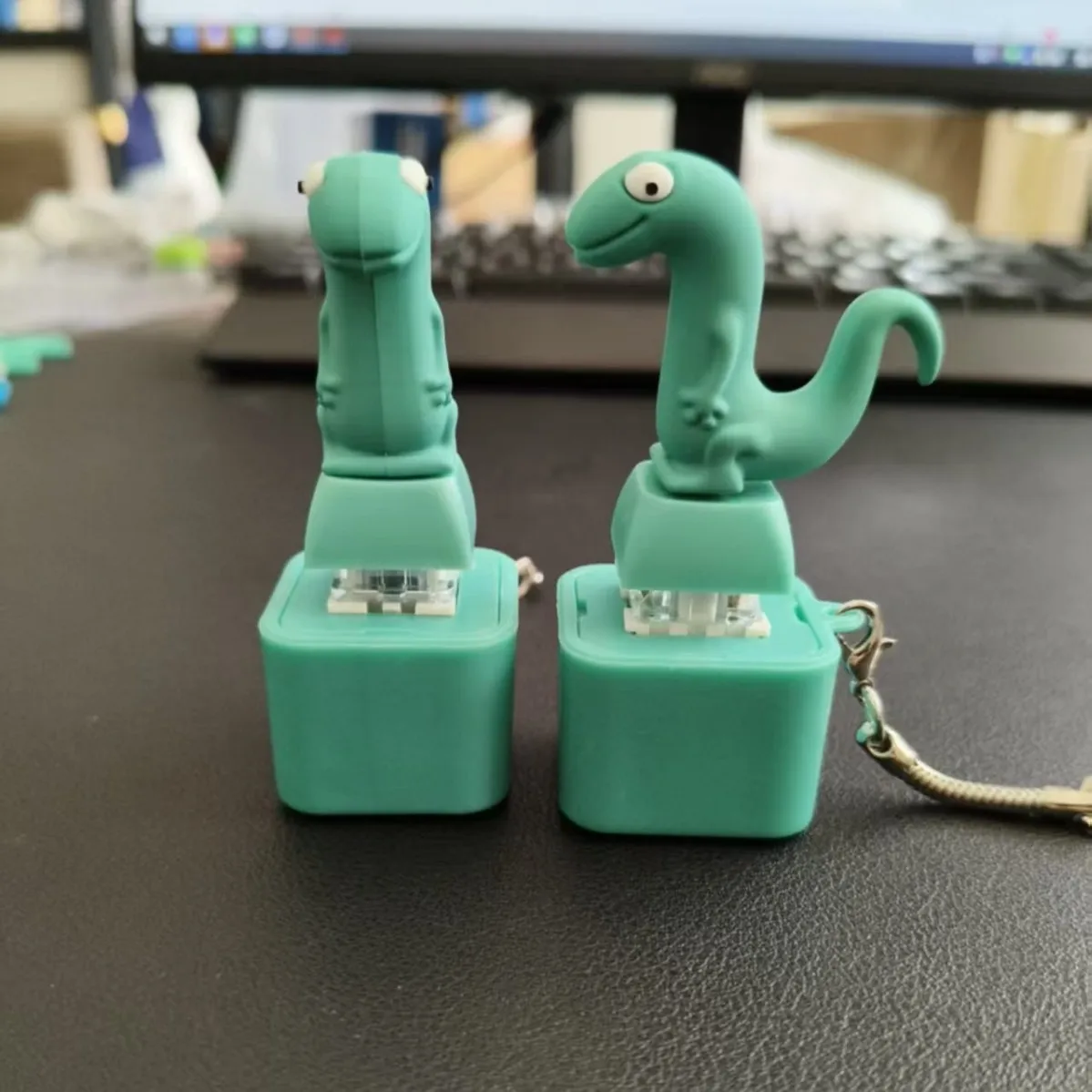 

Dinosaur/Lizard EDC Decompression Frog Sound Button Keychain Glowing Toy Funny Parody Venting Abstract Artifact Creative Fidget