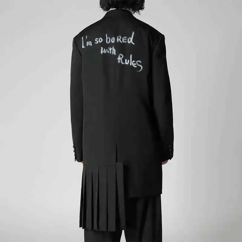 

YOJI OOAK оригинальный дизайн шерстяное плиссированное пальто с буквами асимметричный слоган однобортный плащ для показа мужчин