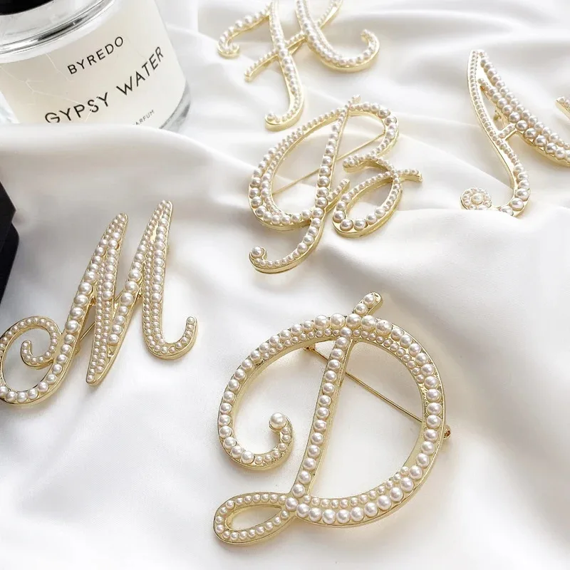 

TUES 2025 Korea Fashion Vintage Pearl Letter Brooches Pins Metal Gold Color Women Sweater Suit Brooch Party Jewelry Accessories